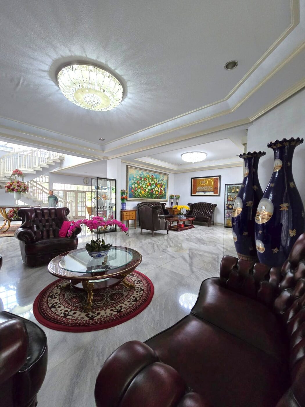 Dijual Rumah High Ceiling, Kokoh dan Luas dengan Material dan Desain Mewah, 500 Meter ke International School Al-Jabr Jl Bango